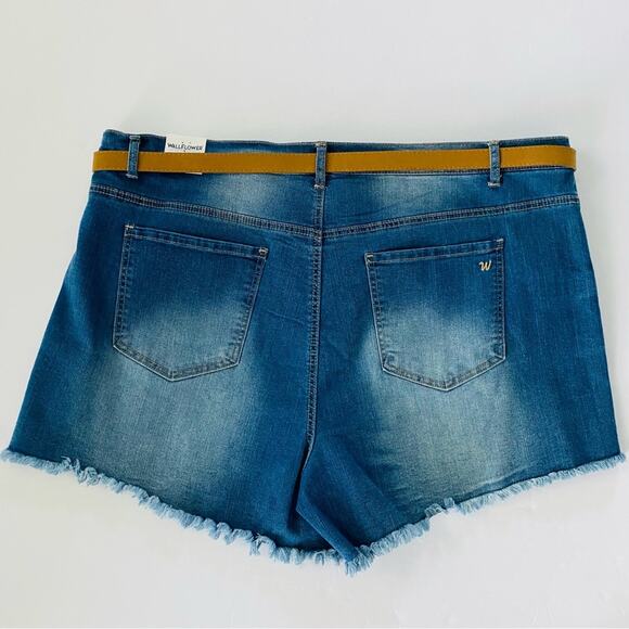 Wallflower | Fearless Curvy Super High Rise Distressed Jean Shorts NWT 24W - Picture 3 of 9